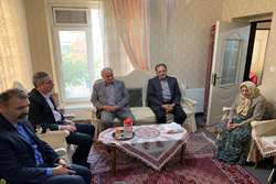 تجدید پیمان با ستارگان صبور سنندج» / دیدار مدیرکل بنیاد شهید کردستان و معاون عمرانی استاندار با خانواده معظم شهدا